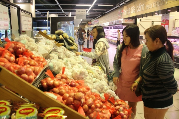 Khách hàng mua sắm tại LOTTE Mart Nam Sài Gòn trong chương trình rực rỡ tháng 7